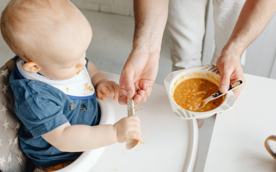 Kada krenuti sa čvrstom hranom kod dojene dece?