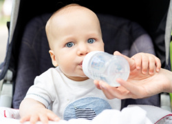 Nemojte davati maloj bebi vodu ni na vrućinama - apeluju stručnjaci