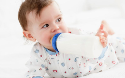 Ishrana beba: Zbog čega je adaptirana formula bolji izbor od kravljeg mleka?