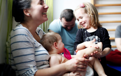 IAIM masaža za bebe povezuje, stimuliše, oslobađa i opušta