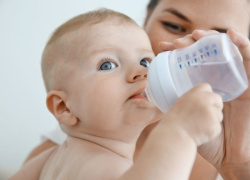 Zdravlje novorođenčeta: Kada bebi treba dati vodu?