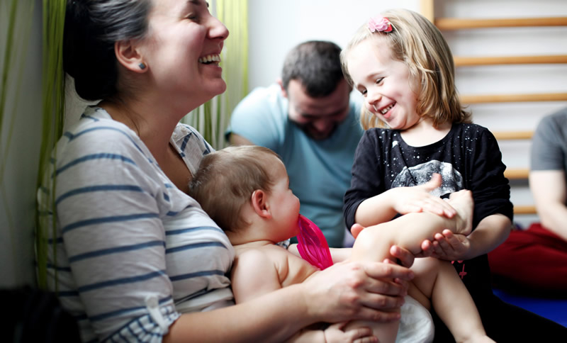 IAIM masaža za bebe povezuje, stimuliše, oslobađa i opušta